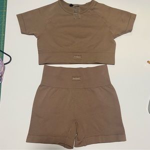 bo+tee set in brown